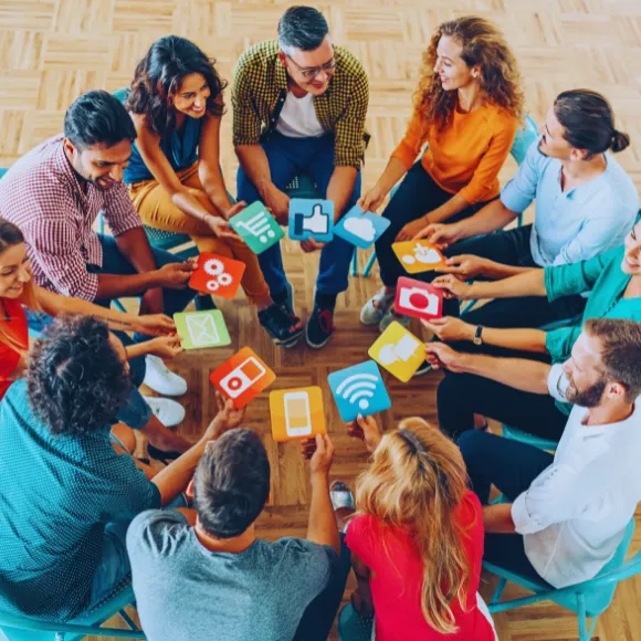 El contenido estratégico multicanal es clave para atraer y convertir clientes. Una estrategia bien estructurada optimiza la presencia en Google, redes sociales y blogs, maximizando el impacto y las conversiones.
